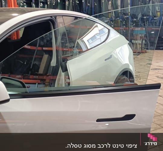 מכונית עם דלת פתוחה בחנות זכוכית לרכב